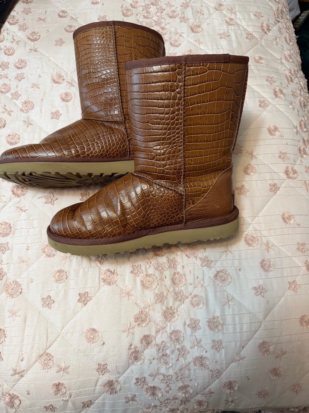 Authentic Vintage UGG Classic Short Croco Boots - Spice Brown Leather - Size 8